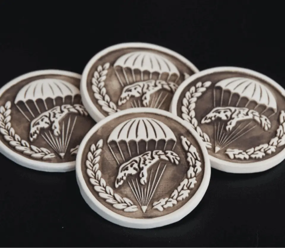 4 etykiety wyprodukowane przez FMCeramika przedstawiające logo 6-tych spadochroniarzy