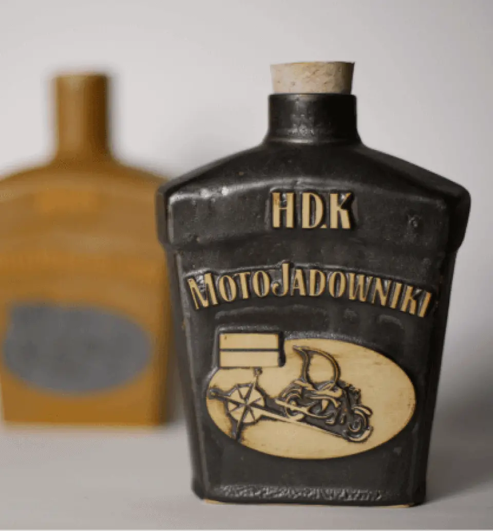 Wyprodukowana przez FMCeramika czarna butelka z etykietą HDK MotoJadowniki