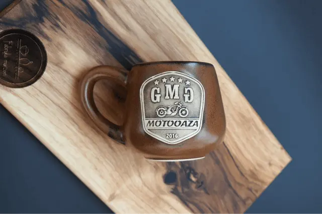Ceramiczny kubek wyprodukowany przez fmceramika z wygrawerowanym logiem Motooaza 2016
