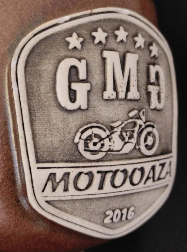 Ceramiczny kubek wyprodukowany przez fmceramika z wygrawerowanym logiem Motooaza 2016